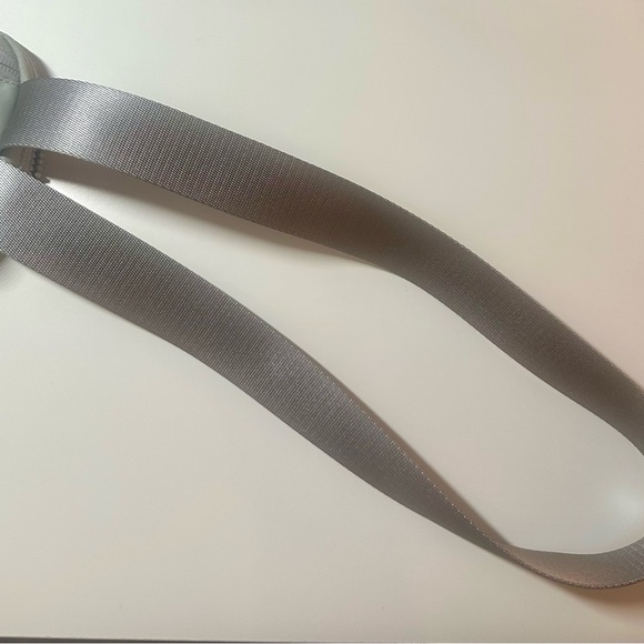 EUC Lululemon Everywhere Belt Bag 1L - Silver Drop - Picture 8 of 9